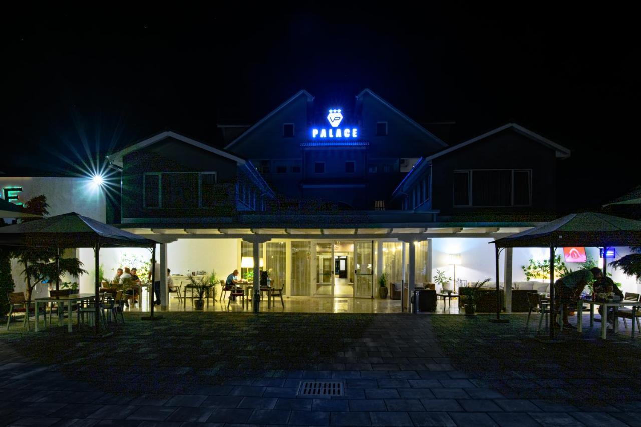 Vila Palace Caransebeş Exteriör bild