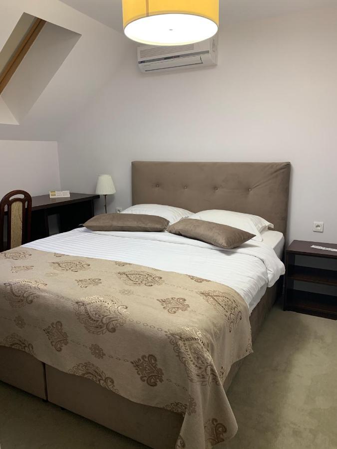 Vila Palace Caransebeş Exteriör bild