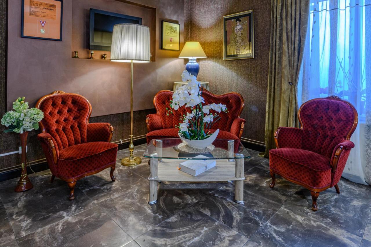 Vila Palace Caransebeş Exteriör bild